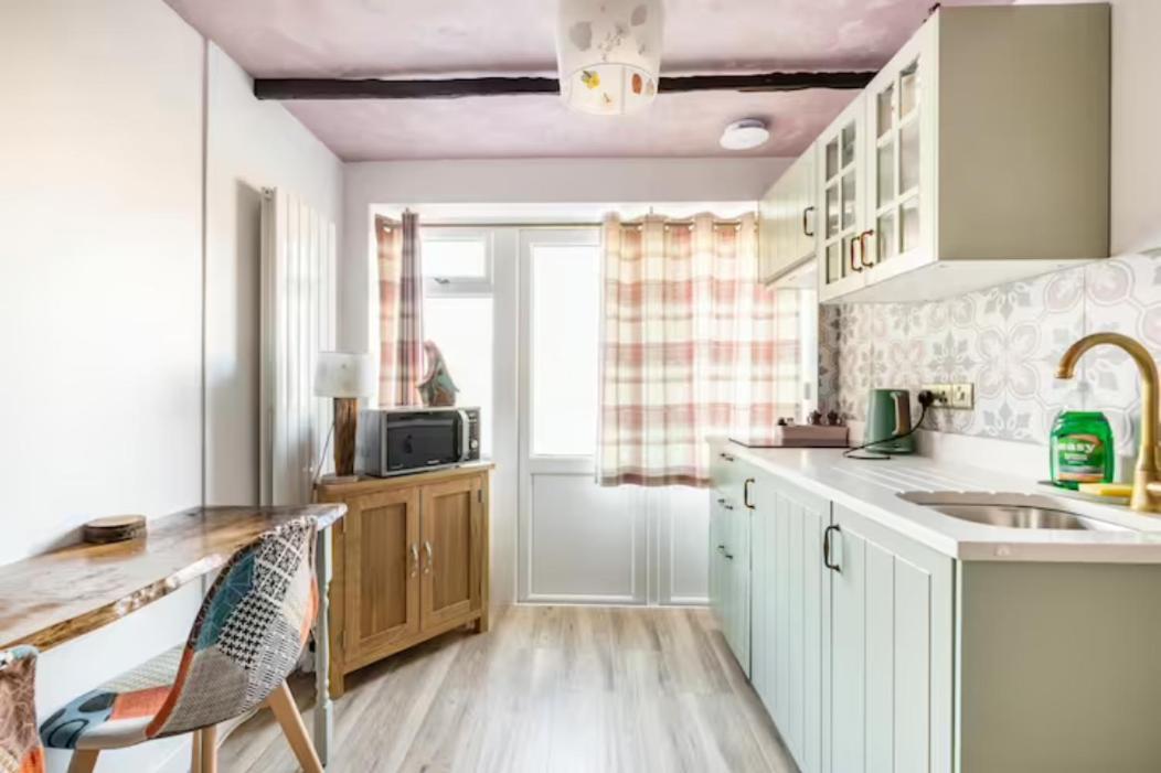 Bedroom With Kitchenette, Private Bathroom And Parking Cardiff Ngoại thất bức ảnh