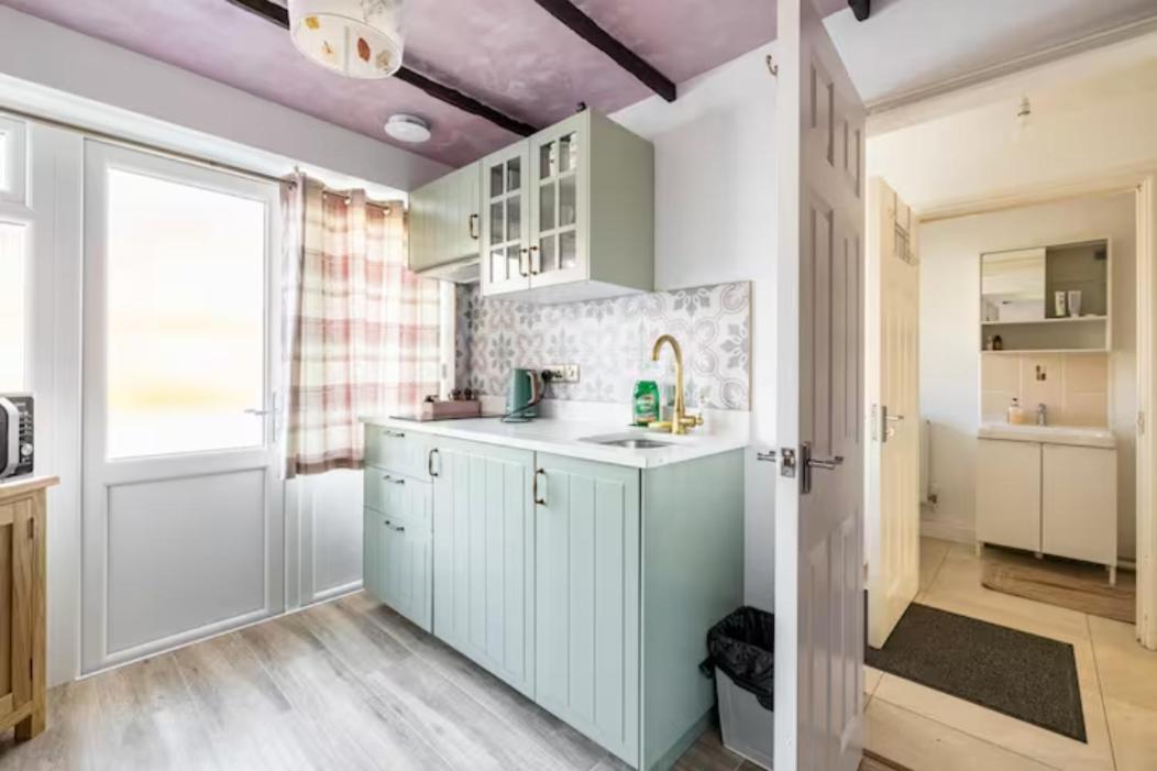 Bedroom With Kitchenette, Private Bathroom And Parking Cardiff Ngoại thất bức ảnh